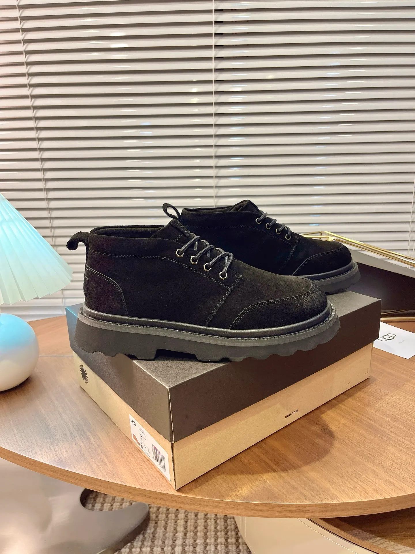 [UGG] P: 580💰 Size: 40 to 44 (45 custom-made) 2025 new style 𝑼𝑮𝑮•Men's ◾️. Winter snow boots and fur shoes. The matching coefficient is also 100%. 💥Good-looking✨Fully fashionable and full of aura when worn📈 Lager casual boots, lace-up style. The heels are decorated with hot embossed brand logos. Item No.: 1171113 Upper: high-quality cow suede Lining: sheepskin imported from Australia 🐑The inner lining is made of Australian lamb wool Outsole: EVA non-slip outsole.